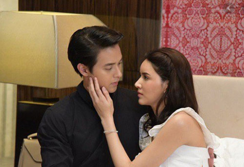 Tiếng khóc trong phòng tân hôn tiết lộ bí mật về 'em họ’ chú rể