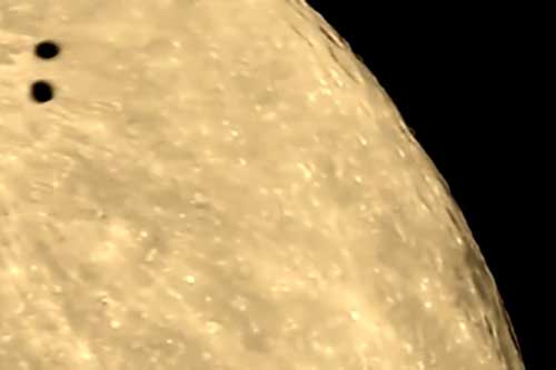 UFO lượn qua Mặt trăng nhằm chuẩn bị tấn công quân sự?