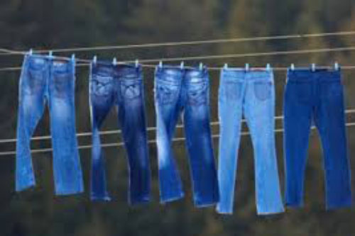 Tuyệt chiêu giặt quần jeans giữ dáng, màu đẹp đơn giản nhất