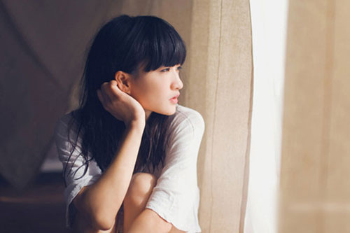 Nghe lén được cuộc nói chuyện giữa chồng và em dâu, tôi chết điếng khi biết quá khứ của hai người