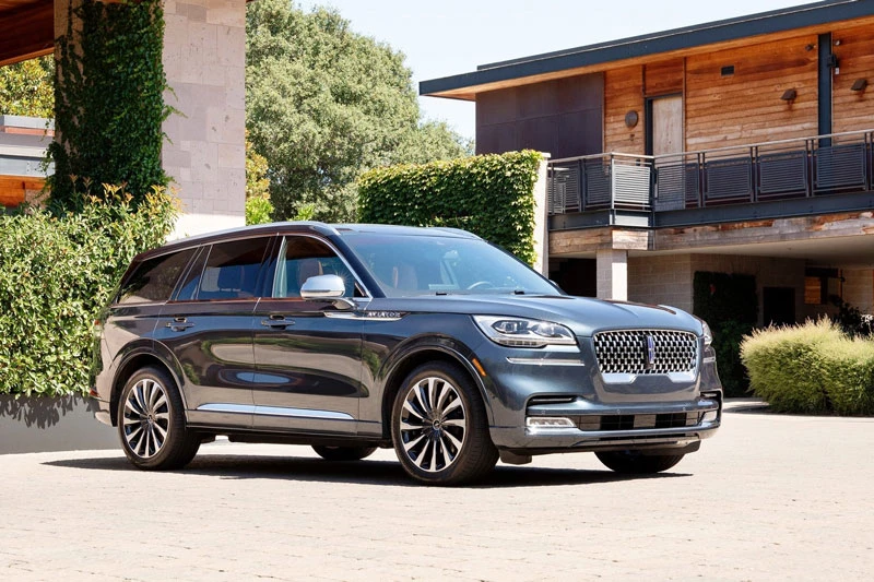 3. Lincoln Aviator (giá: 51.100-77.695 USD).