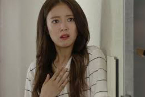 Nửa đêm nghe tiếng chó sủa inh ỏi, tưởng nhà có trộm tôi mò ra xem nhưng cảnh tượng ngoài cổng khiến tôi chết điếng