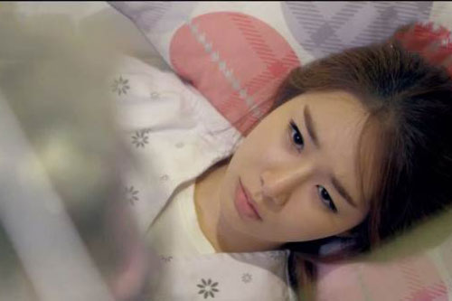 Nửa đêm bất ngờ tỉnh giấc, thấy anh ngủ gục trước máy tính, tôi lại gần để rồi 'chết điếng'