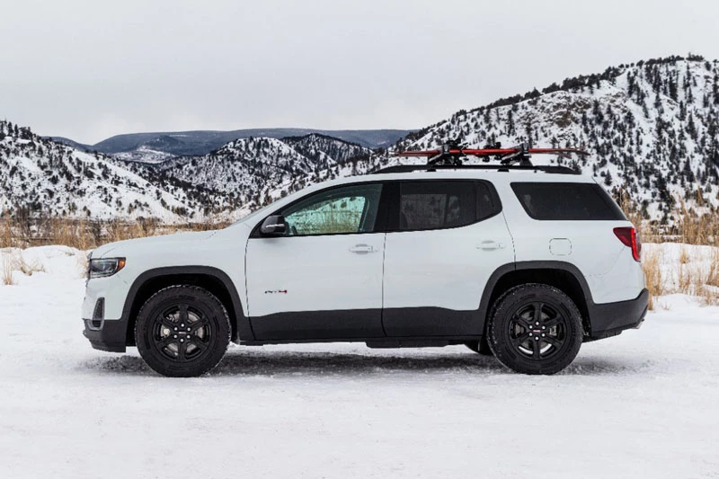 6. GMC Acadia (giá: 29.800-48.300 USD).