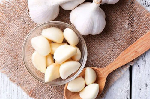 Muốn tỏi không bao giờ bị teo tóp, mốc meo hay mọc mầm chỉ cần cho 1 gói này vào