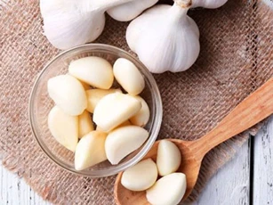 Muốn tỏi không bao giờ bị teo tóp, mốc meo hay mọc mầm chỉ cần cho 1 gói này vào
