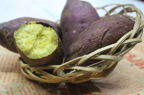 Bỏ thêm nguyên liệu này khi luộc khoai đảm bảo bở tung, ngon ngọt