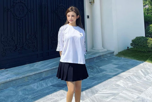 Huyền Baby khoe ảnh chụp trước biệt thự nhưng hội bạn chỉ chú ý vào nhan sắc và cách ăn mặc của hot mom