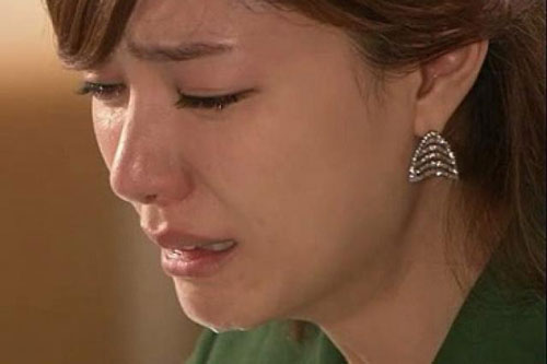 Thấy chồng luống cuống phi tang "thứ đó" sau chuyến công tác, tôi sững sờ vì quá sốc