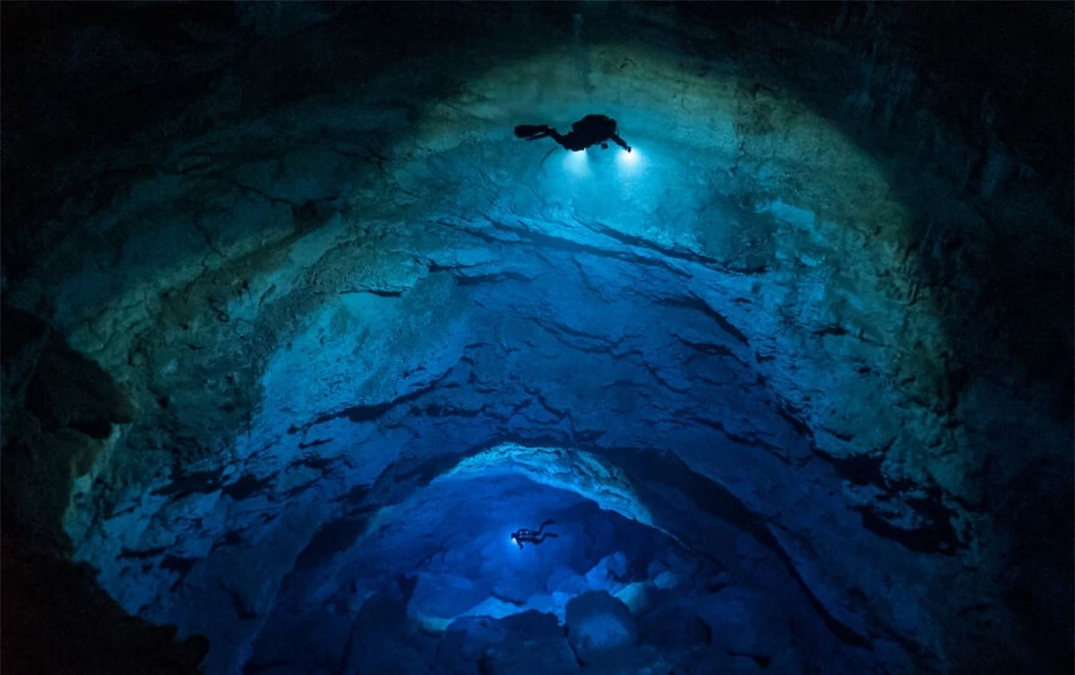 Hai thợ lặn ở Blue Abyss, Mexico trong bức ảnh khám phá đại dương đầy ấn tượng của nhiếp ảnh gia SJ Bennett.