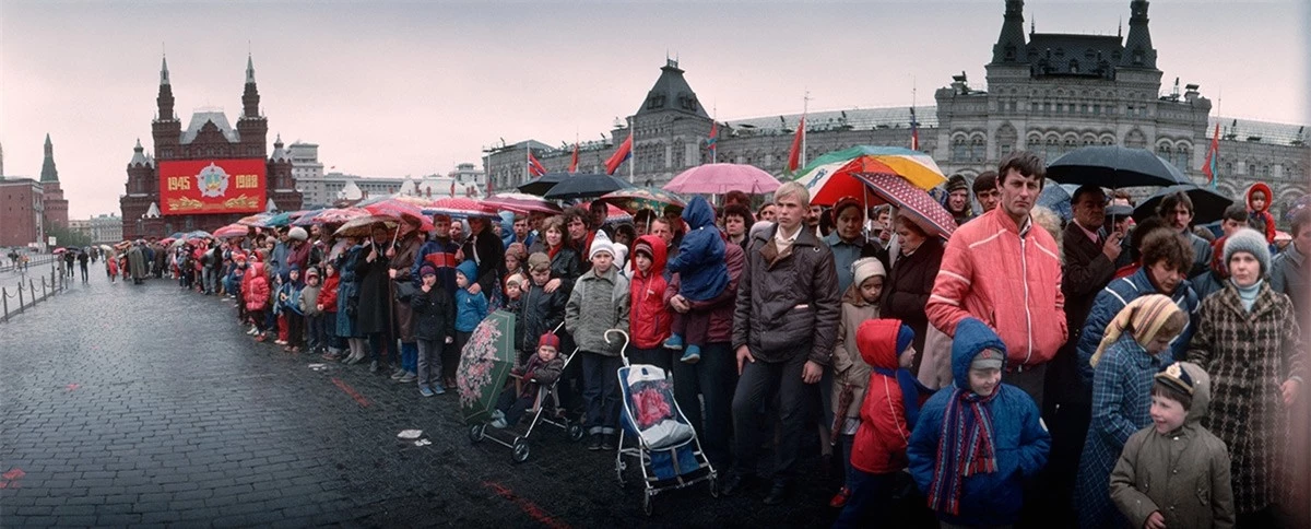 Người Liên Xô xếp hàng trên Quảng trường Đỏ.
