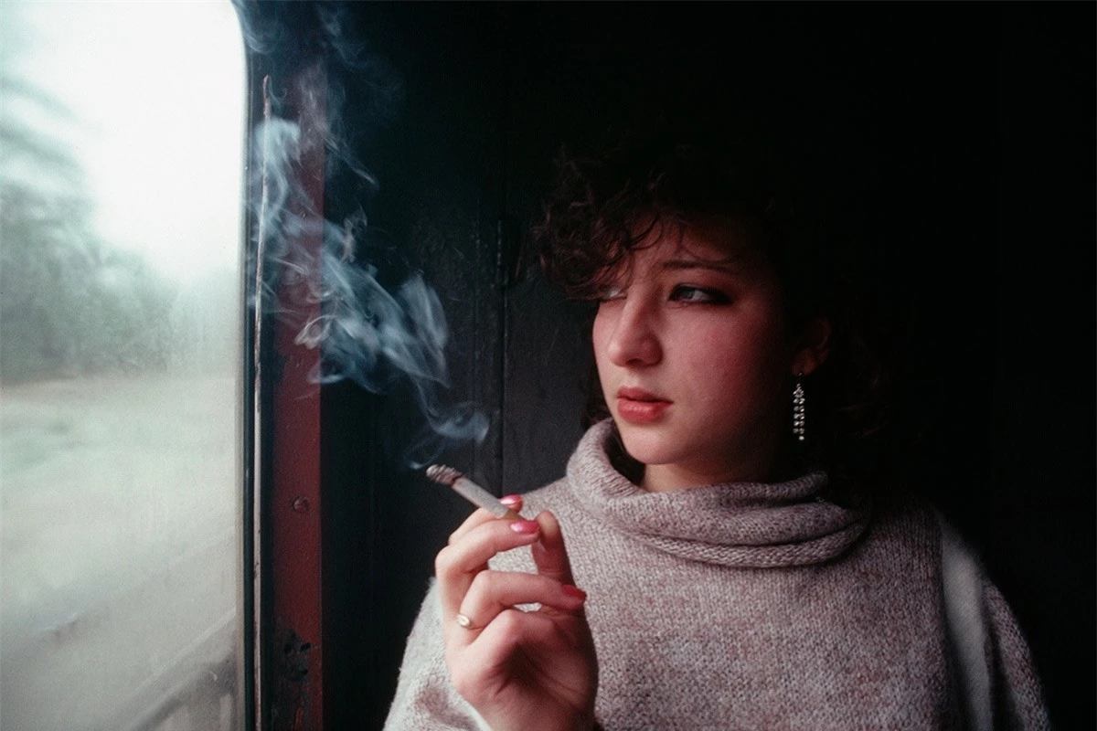 Phụ nữ trẻ hút thuốc trên tàu hỏa.