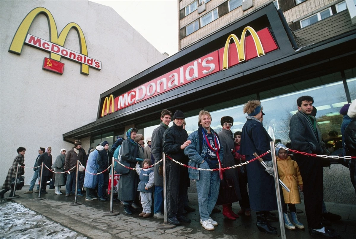 Lối sống bắt đầu Tây phương hóa ở Nga thời kỳ cuối của Liên Xô. Trong ảnh là dòng người xếp hàng vào cửa hàng MacDonald./.