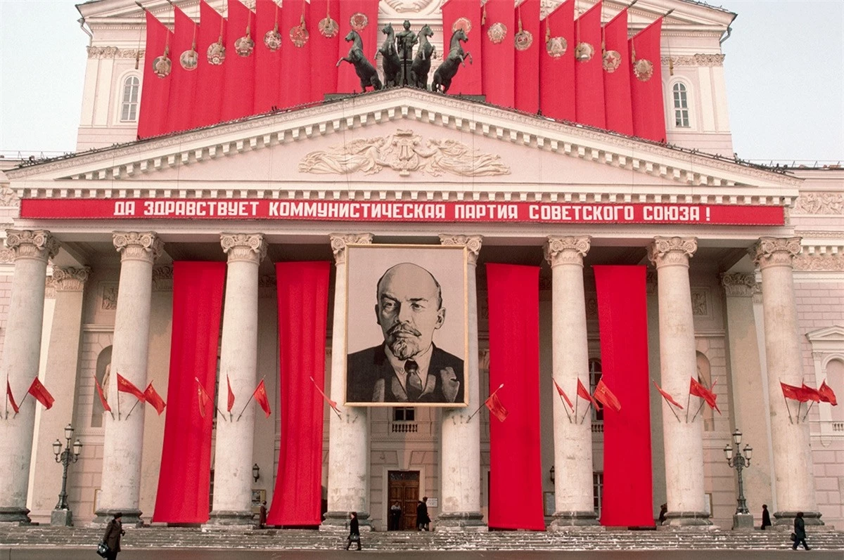 Chân dung Lenin trên Nhà hát Bolshoi. Dòng chữ tiếng Nga ở đây có nghĩa như sau: “Đảng Cộng sản Liên Xô muôn năm!”.