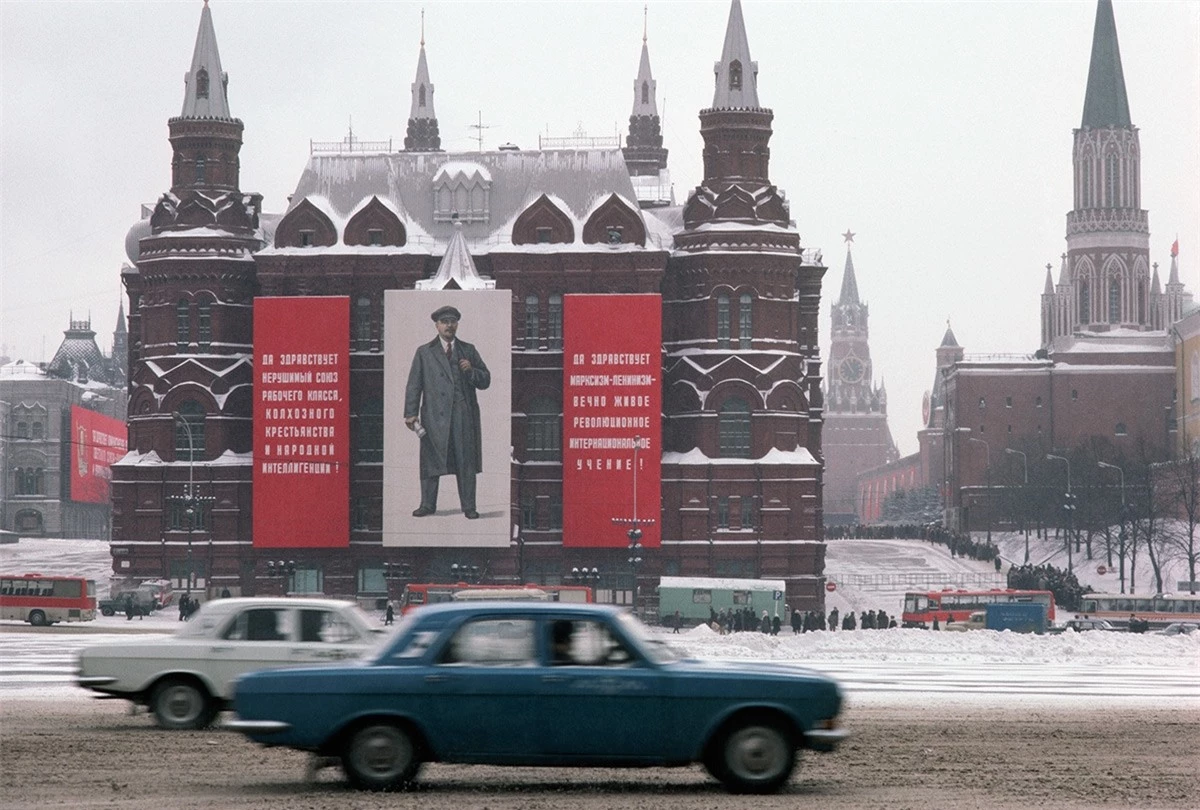 Các khẩu hiệu của Lenin treo trên Bảo tàng Lịch sử Quốc gia ở phố Mokhovaya.