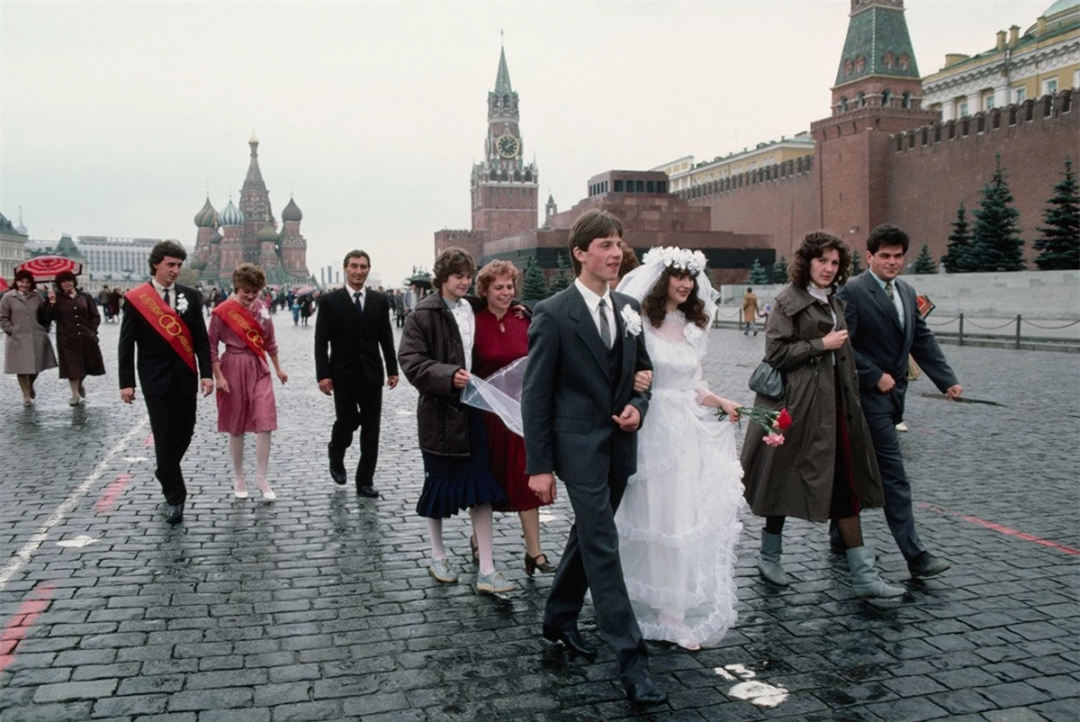 Theo truyền thống Xô viết, nhiều đám cưới chụp ảnh trên Quảng trường Đỏ ở thủ đô Moscow.