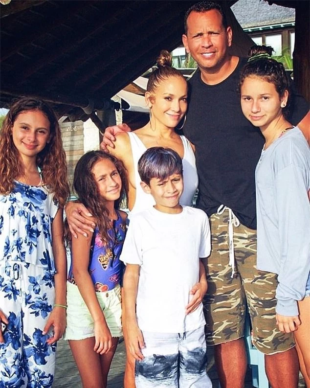 Jennifer Lopez mặn nồng hạnh phúc bên hôn phu kém 6 tuổi - ảnh 6