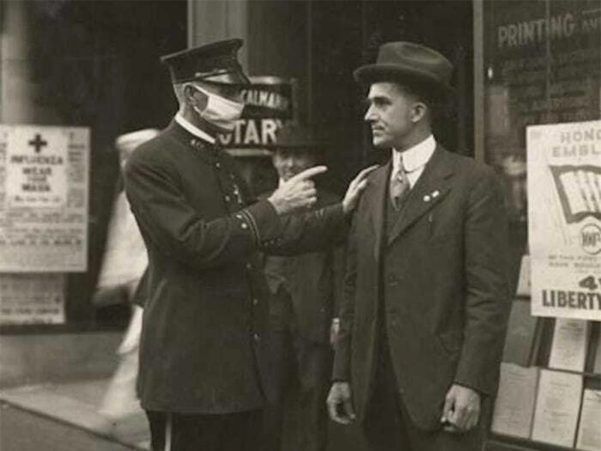Một cảnh sát ở San Francisco, Mỹ đang khiển trách một người đàn ông không đeo khẩu trang trong đại dịch cúm năm 1918.