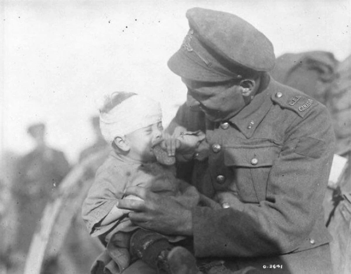 Một người lính Canada đang cố gắng an ủi một cậu bé người Bỉ bị thương và mới mất mẹ vào tháng 11/1918 trong Thế chiến I.