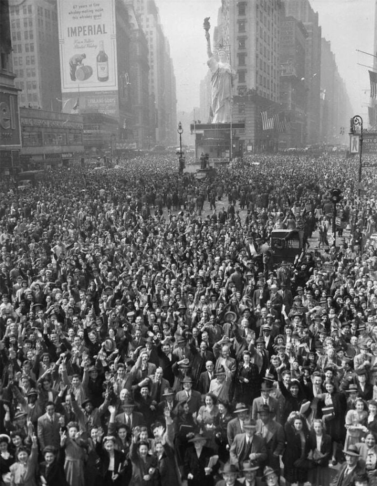 Đám đông ở Quảng trường Thời đại, thành phố New York ăn mừng quân Đức đầu hàng ngày 7/5/1945.
