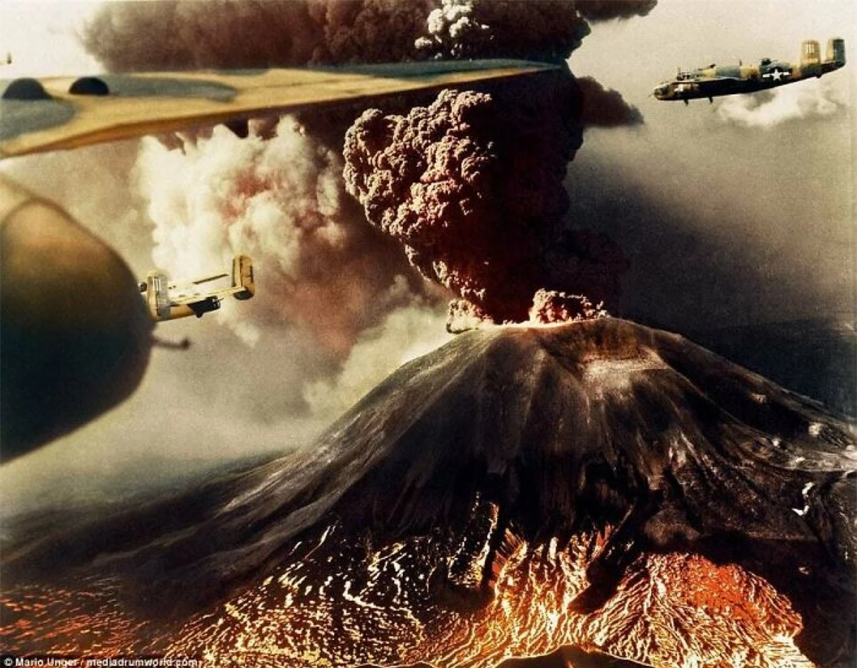 Lửa và giận dữ: Những chiếc máy bay B-25 bay trên bầu trời Italy khi ngọn núi Vesuvius phun trào dung nham và tro bụi. Vụ phun trào này đã khiến 57 người thiệt mạng, phá hủy làng San Sebastiano và San Giorg vào tháng 3/1944 trong khi quân đồng minh đang chiến đấu để giành ưu thế trên bầu trời.