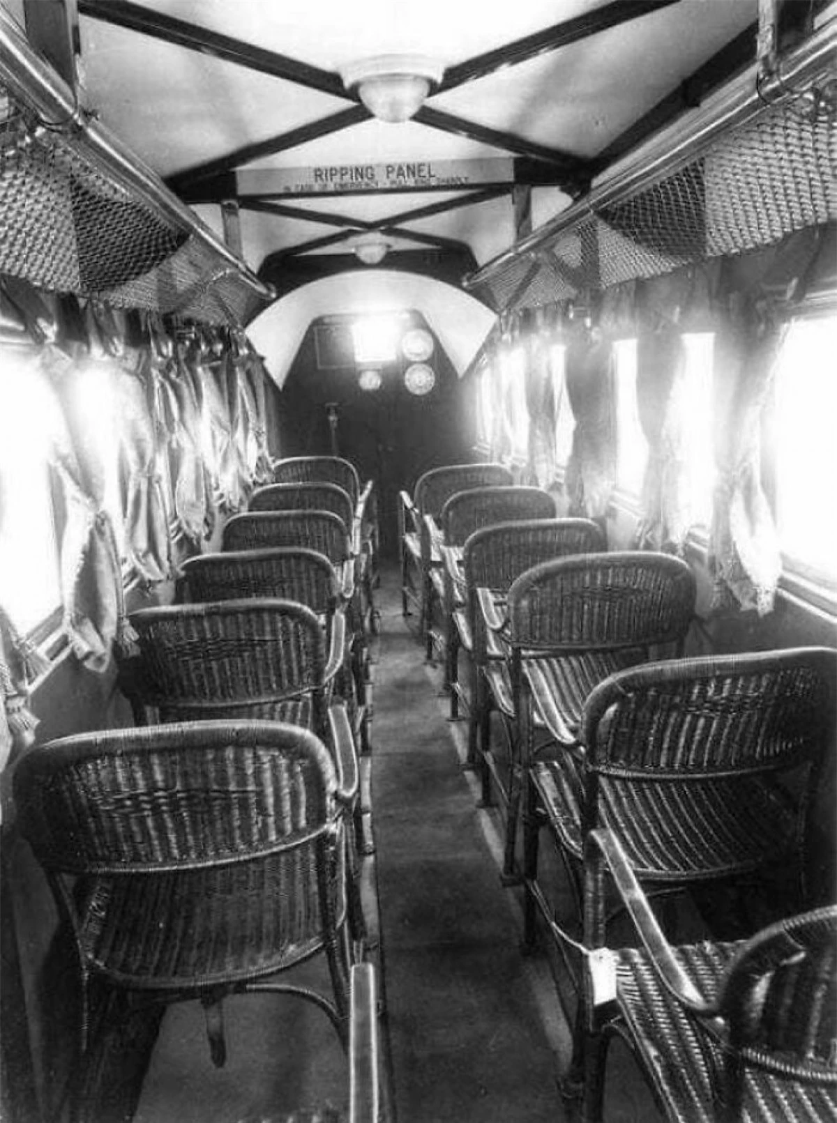Bên trong một chiếc máy bay năm 1930.