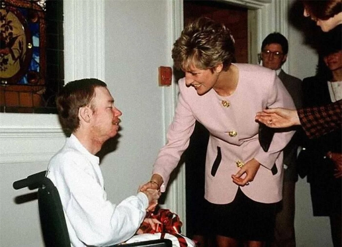 Công nương Diana không dùng găng tay bắt tay với một bệnh nhân AIDS năm 1991.
