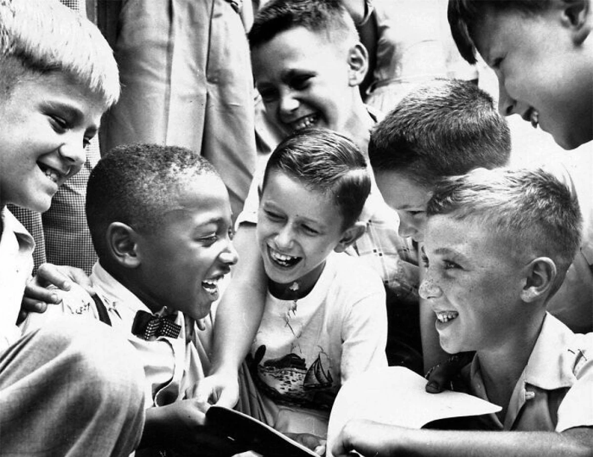 Charles Thompson được những người bạn cùng lớp chào đón tại một ngôi trường công ngày 27/9/1954, chưa đầy 4 tháng sau khi Tòa án Tối cao Mỹ tuyên bố sự phân biệt chủng tộc là vi hiến. Charles là cậu bé người Mỹ gốc Phi duy nhất trong ngôi trường này.