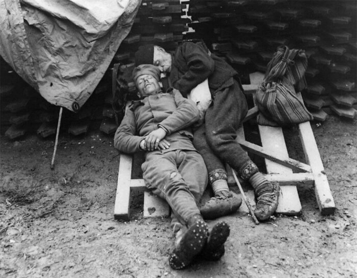 Một người lính Serbia ngủ cạnh cha sau khi ông đến thăm con trai trên tiền tuyến ở Belgrade, Serbia năm 1914 - 1915.