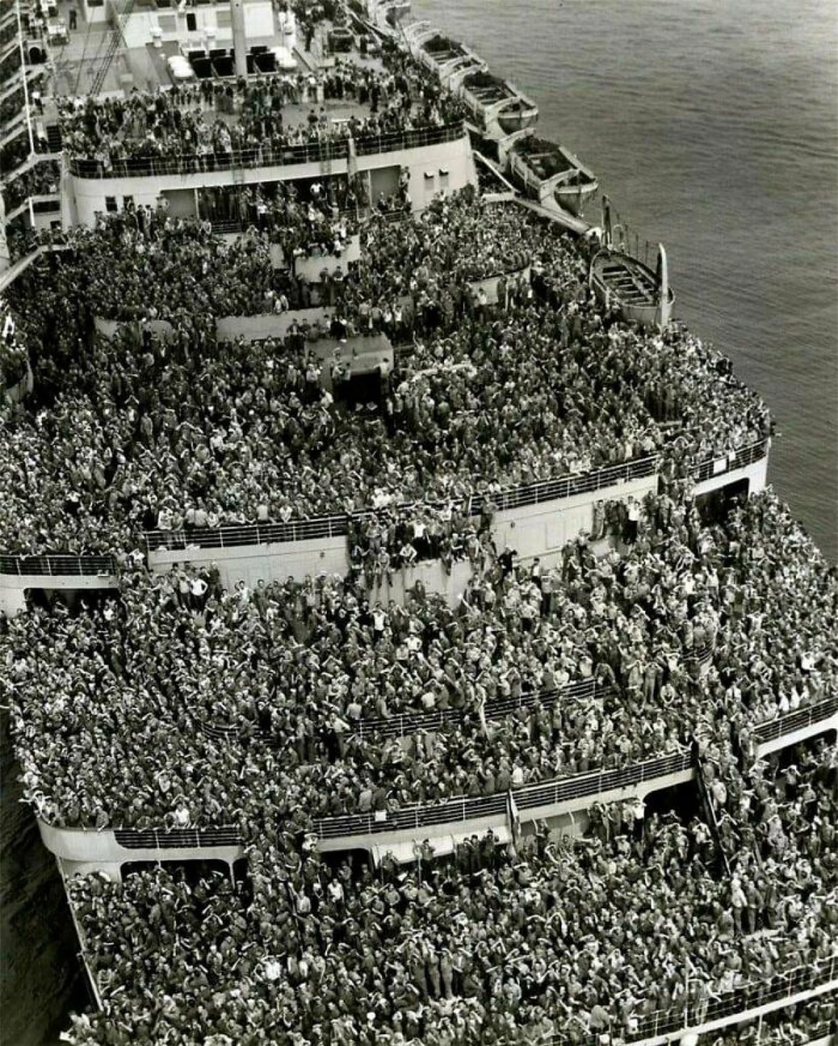 Những người lính quay trở về từ Thế chiến II, năm 1945.