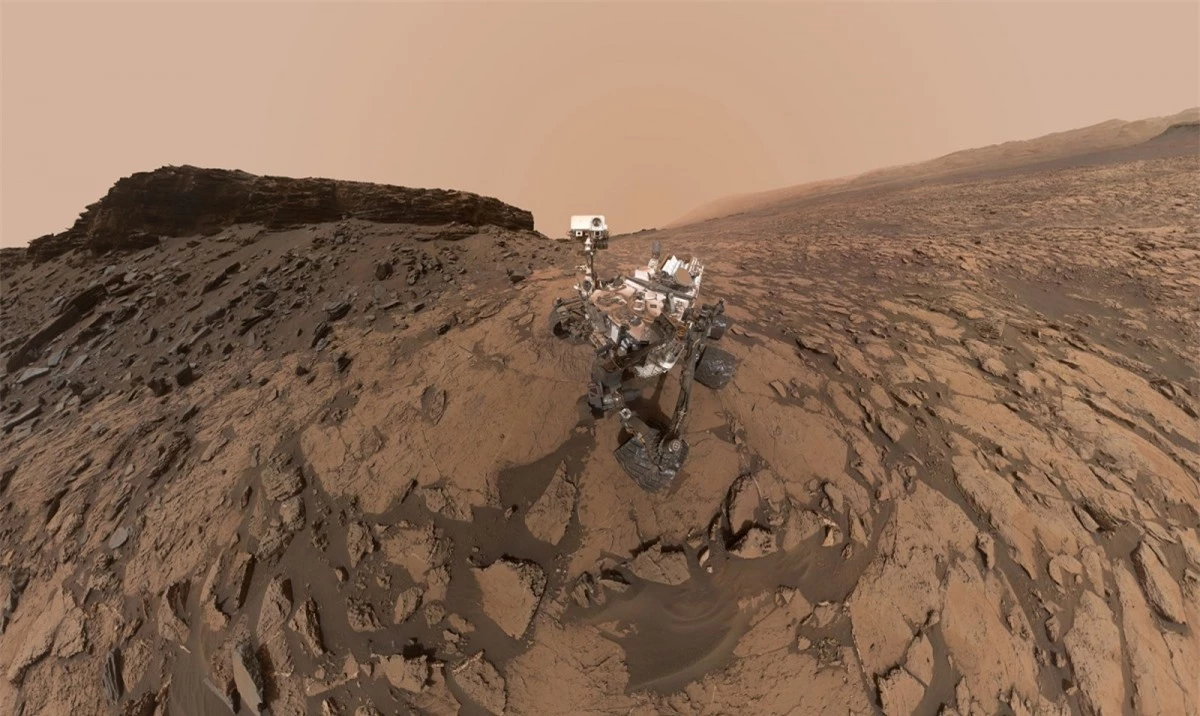 Bức ảnh tự chụp của tàu thăm dò sao Hỏa Curiosity Mars cho thấy hình ảnh của phương tiện này tại địa điểm khoan Quela thuộc khu vực Murray Buttes trên núi Mount Sharp.