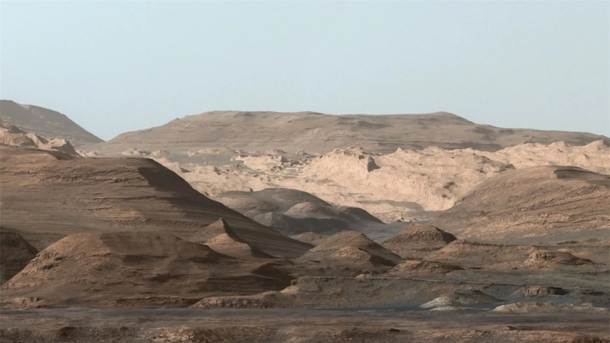 Hình ảnh ghép từ nhiều bức ảnh khác nhau cho thấy các khu vực cao hơn của núi Mount Sharp được tàu thăm dò Curiosity của NASA chụp lại vào tháng 9/2015. Sự thay đổi của các lớp khoáng chất trong hình ảnh này đã cho thấy sự thay đổi về môi trường trên sao Hỏa vào thời kỳ đầu.