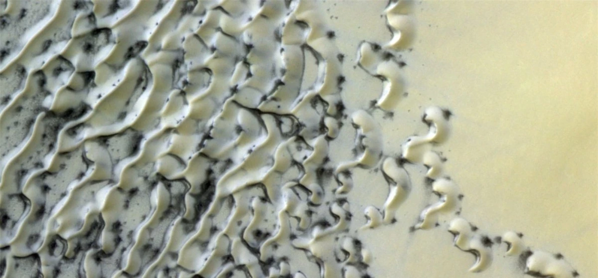 Hình ảnh trông có vẻ giống như bánh quy và kem này thực ra là những cồn cát và băng ở vùng cực của sao Hỏa.