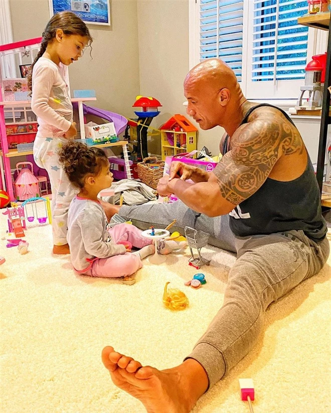 The Rock khủng bố nhất Hollywood hoá bố bỉm bánh bèo: Làm nail, tóc “free”, o ép body lực lưỡng để ngồi thưởng trà với con gái - Ảnh 14.