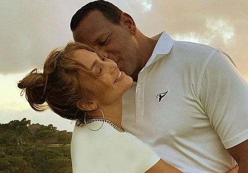 Jennifer Lopez mặn nồng hạnh phúc bên hôn phu kém 6 tuổi