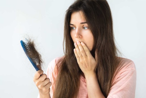 Thấy tóc rụng nhiều, thường xuyên, bạn cần đi khám ngay kẻo 'hối không kịp'