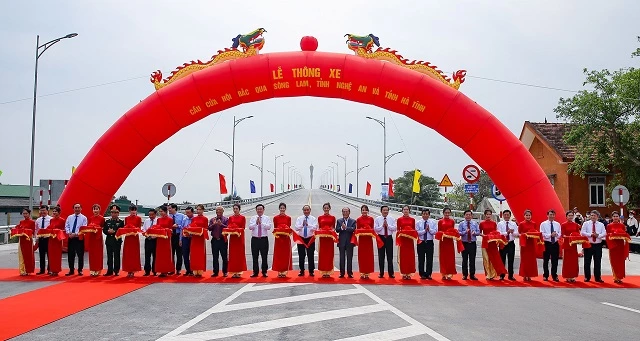 Thủ tướng Nguyễn Xuân Phúc cùng các đại biểu cắt băng khánh thành dự án cầu Cửa Hội