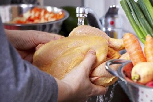 Vì sao rửa thịt gà trước khi chế biến là có thể gây chết người?
