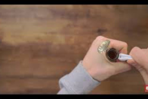 Tuyệt chiêu mở nắp chai chỉ bằng tờ giấy A4