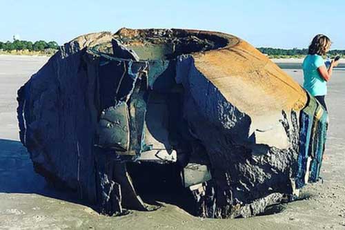 Vật thể lạ trôi vào bãi biển ở Mỹ nghi là đĩa bay của người ngoài hành tinh