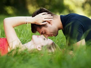 Hóa ra đây là lý do người ta thường nhắm mắt khi hôn