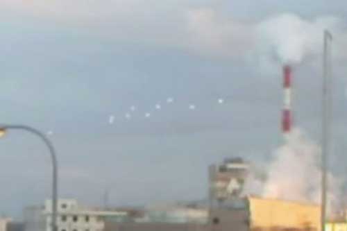 Sửng sốt xem 10 UFO "nhảy múa" trên bầu trời Osaka, Nhật Bản