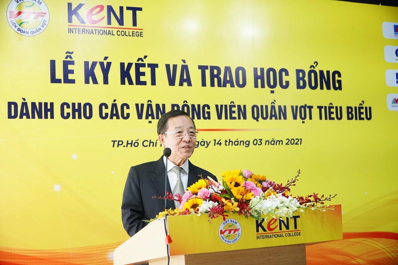 Ông Nguyễn Quyết Chiến, Hiệu trưởng Trường Cao đẳng Quốc tế KENT, chia sẻ tại buổi Lễ.