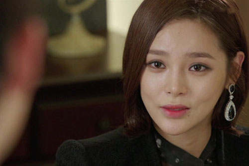 Mưa gió bão bùng, tôi đứng rình chồng ngoại tình, ai ngờ lúc anh bước ra còn khiến tôi sốc nặng hơn