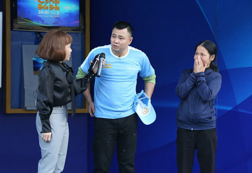 Tự Long ‘chạy như tên bắn’ dù chấn thương dây chằng để mang tiền thưởng cho người nghèo