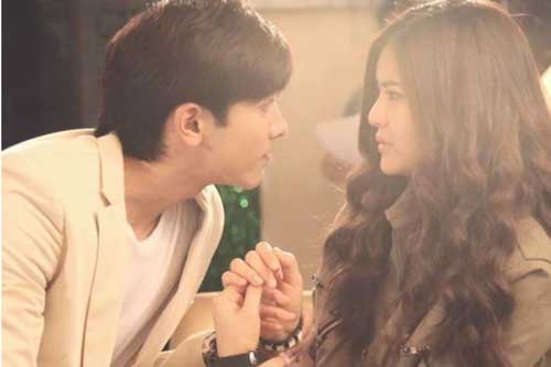 Rời khỏi tòa án thì trời đổ mưa, chồng cũ thương tình dúi cho vợ cũ 50 nghìn đi xe ôm, để rồi 1 năm sau gặp lại mà anh ta phải thẫn thờ