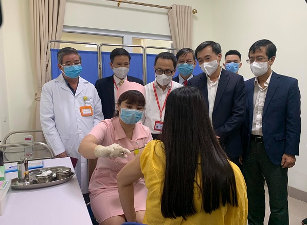 Tiêm thử nghiệm lâm sàng vaccine phòng COVID-19 "Made in Vietnam" cho 6 tình nguyện viên