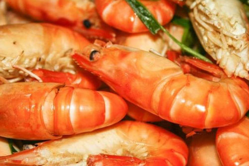 Luộc tôm trong nước nóng hay lạnh là ngon nhất?