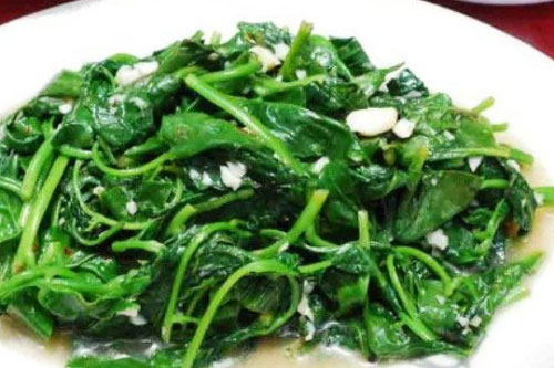 Làm thêm bước này khi xào rau lang giúp món rau xanh mướt, không thâm đen ai cũng thích