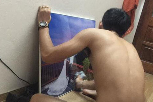 Ông chồng đáo để: Cầm ảnh cưới ra trút giận theo cách khó ngờ, đến chị vợ đang tức đến mấy cũng bật cười